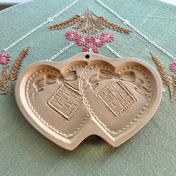 Vintage 1988 Brown Bag Cookie Art Double Heart Shaped Ceramic Shortbread Mold - Picture 8 of 9